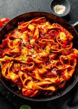 Spaghetti with tomato sauce and basil